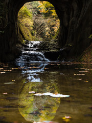 水面に反射した洞窟と滝