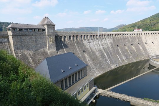 Die Ederstaumauer im Sommer bei Edersee-Hemfurth in Nordhessen