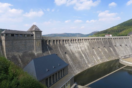 Die Edertalsperre im Sommer bei Edersee-Hemfurth