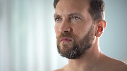 Obraz premium Indifferent hospital patient looking helplessly, tired after long therapy, care