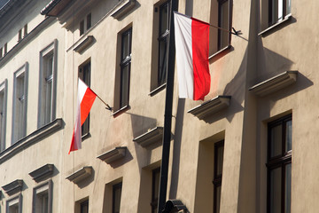 Polskie flagi wywieszone na budynku. Dzień Niepodległości w Polsce.  - obrazy, fototapety, plakaty