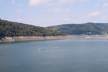 Der Edersee bei Hemfurth bei sehr niedrigem Wasserstand im Sommer 2018