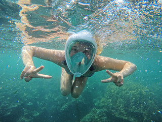 Junge Frau beim Schnorcheln im Meer