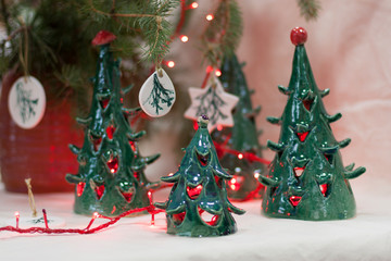 Керамические новогодние зеленые  елки. Подсвечник