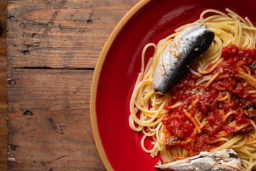 トマトソースと魚のパスタ