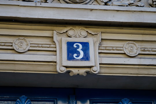 Numéro 3; plaque de numéro de rue