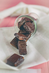 Selbstgemachte Karamell Bonbons mit Schokolade überzogen