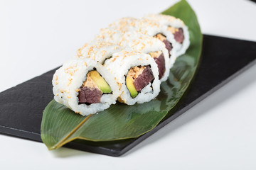 Uramaki sushi with tuna, served on leaf