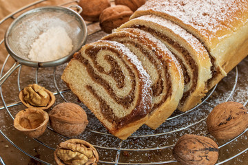 Naklejka premium Nuss-Strudel mit Walnuss-Fülle