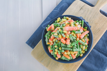 Gefrorenes Gemüse liegt in einer Schale