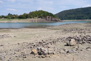 Eine großteils ausgetrocknete Bucht des Edersees bei Bringhausen in Nordhessen
