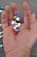 Médicaments dans la main 