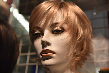 Naklejka premium Mannequin mode feminine perruque blonde