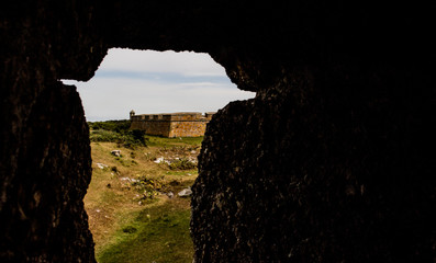 ventana de fortaleza antigua desde adentro