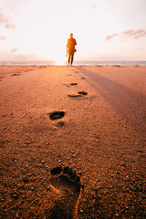 Frau im Sonnenuntergang