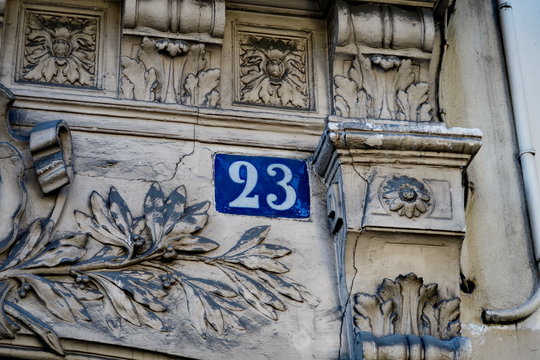 numéro  23 sur façade de pierre