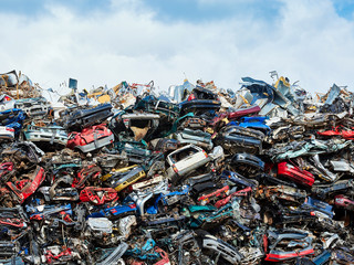 Autos auf einem Schrottplatz