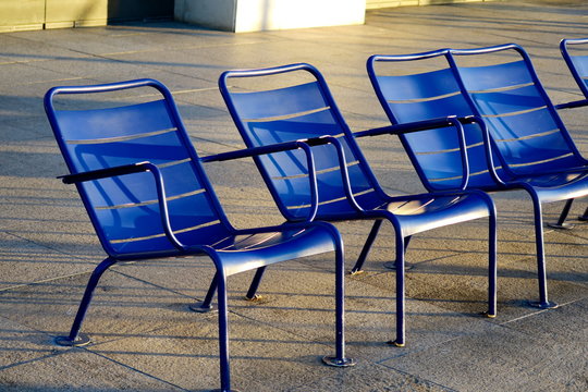 Chaises bleues en fer alignées