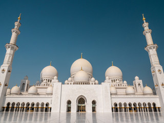 Fototapeta na wymiar Frontal Shot of Sheikh Zayed Mosque on Sunny Day