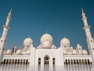Foto op Plexiglas Frontal Shot of Sheikh Zayed Mosque on Sunny Day © Adrian