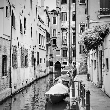 Fototapeta Narrow side canal in Venice