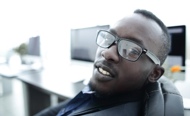 Obraz premium confident businessman looking at the camera