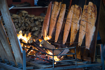 Lachs, am offenen Feuer gegrillt