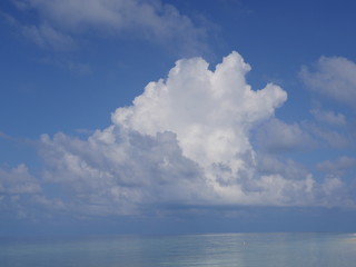 Fototapeta na wymiar Beautiful Cumulus clouds over the ocean in Maldives