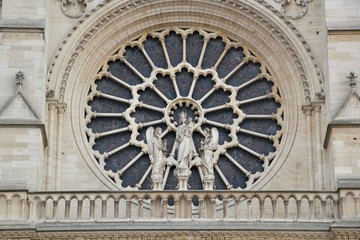 Obraz premium Outside of Notre Dame in Paris, France