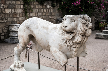 Fototapeta na wymiar Ancient lion statue