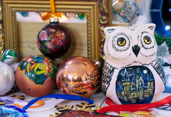 Ceramic statuette of an owl next to the Christmas decorations.