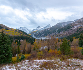 Fototapeta na wymiar The American Rocky Mountains of Colorado are a beautiful site when the aspens turn yellow in autumn and the first snow falls bring in the threat of winter