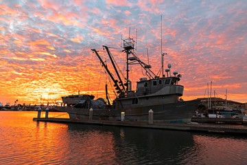Obraz premium Sunrise with commercial fishing boat at California marina