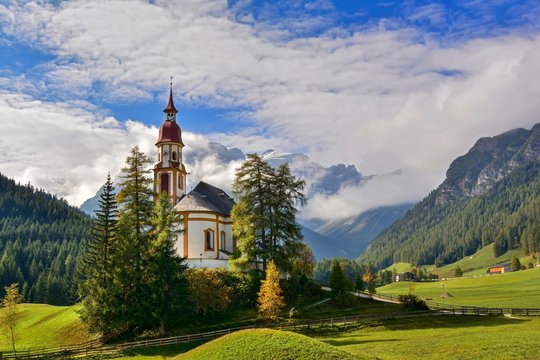Parish church of St. Nicholas, in the back Obernberg Tribulaun, Obernberg am Brenner, Tyrol, Austria, Europe