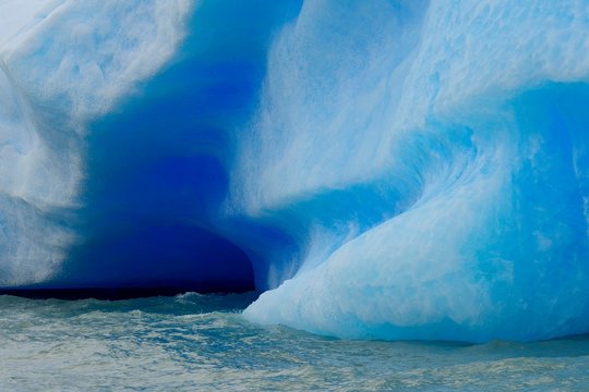 Iceberg on Lake Argentino, detail, Parque Nacional Los Glaciares, El Calafate, Province of Santa Cruz, Patagonia, Argentina, South America