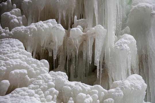 Frozen Waterfall in Wildcat Canyon, Icicles, Starved Rock State Park, Illinois, USA, North America