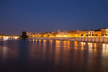 Fototapeta na wymiar Sevilla by night / Waterfront view