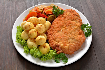 kotlet schabowy z ziemniakami i surówką