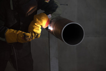 Butt welding underwater pipeline using automatic equipment. Mobile system for welding pipelines. The construction of an underwater gas pipeline. Plasma welding.