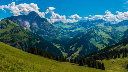 Blick in ein Gebirgstal im Kleinen Walsertal Österreich bei schönem Wetter