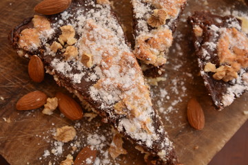 tipica torta italiana sbriciolata con formaggio di ricotta cacao noci mandorle zucchero a velo