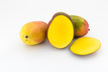 fruta del mango sobre fondo blanco