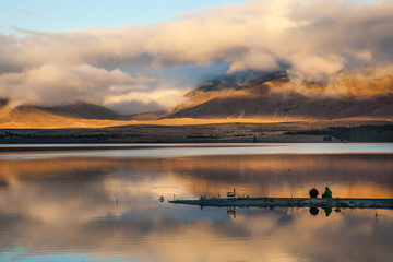 Sonnenuntergang in Neuseelands bergen mit see