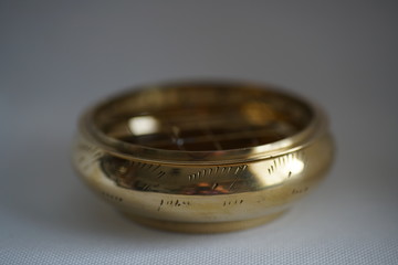 Frankincense resin is coarse-grained to lumpy and of translucent brown-yellow to reddish-brown color. 