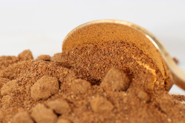 Frankincense resin is coarse-grained to lumpy and of translucent brown-yellow to reddish-brown color. 
