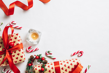 Obraz premium Christmas composition. Gifts, red decorations on white background. Christmas, winter, new year concept. Flat lay, top view with copy space