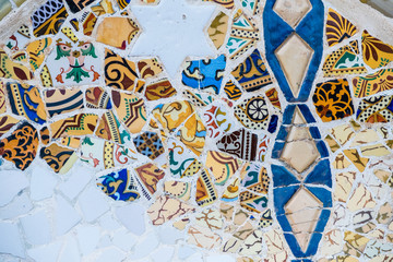 Carrelage mosaïque au parc Güell Barcelone, arrière plan coloré