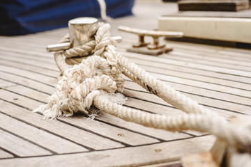 Ropes, cleats and bollard to tie the boats to port.