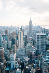 Obraz premium View of the Empire State Building and Midtown Manhattan skyline in New York City