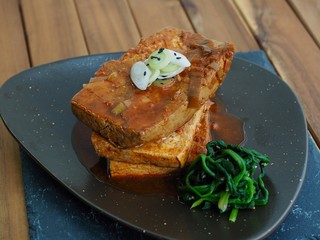 아시아 음식 두부간장 조림과 시금치 무침